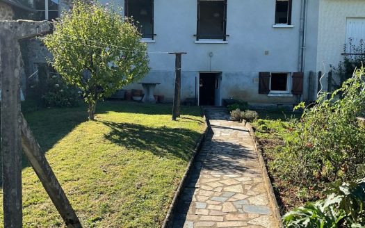 Village house with 4 bedrooms and lovely fenced garden 455 M2