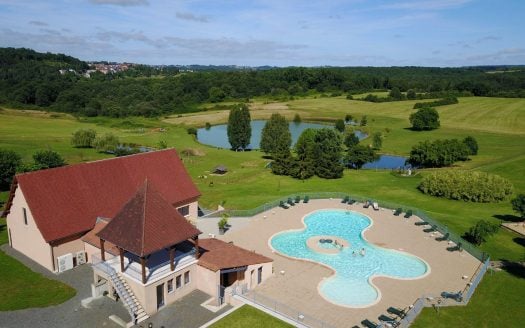 Sumptuous 27-hectare estate dedicated to events, offering a real estate building of approximately 1800sqm with swimming pools and 5 ponds in the heart of an exceptional natural sett