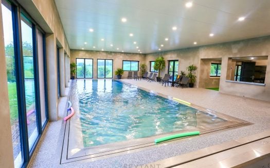 Sumptuous 27-hectare estate dedicated to events, offering a real estate building of approximately 1800sqm with swimming pools and 5 ponds in the heart of an exceptional natural sett