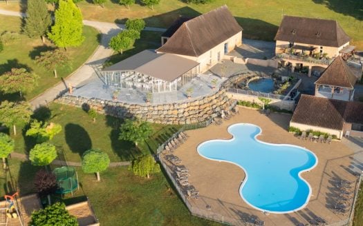 Sumptuous 27-hectare estate dedicated to events, offering a real estate building of approximately 1800sqm with swimming pools and 5 ponds in the heart of an exceptional natural sett