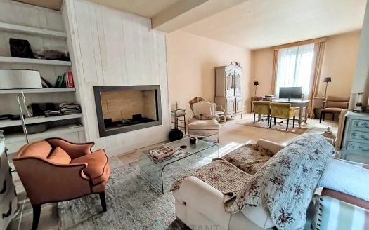 BEAUTIFULLY RENOVATED HOUSE IN THE TOWN CENTER WITH GARDEN AND SWIMMING POOL