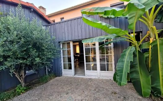 BEAUTIFULLY RENOVATED HOUSE IN THE TOWN CENTER WITH GARDEN AND SWIMMING POOL