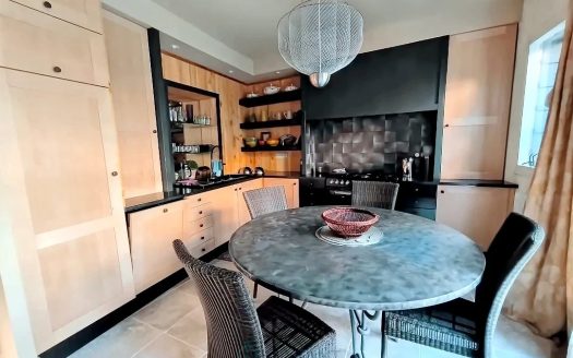 BEAUTIFULLY RENOVATED HOUSE IN THE TOWN CENTER WITH GARDEN AND SWIMMING POOL