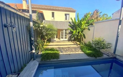 BEAUTIFULLY RENOVATED HOUSE IN THE TOWN CENTER WITH GARDEN AND SWIMMING POOL