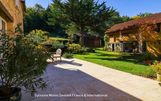 Authentic stone house tastefully renovated, combining charm, space and light, in a calm and green environment