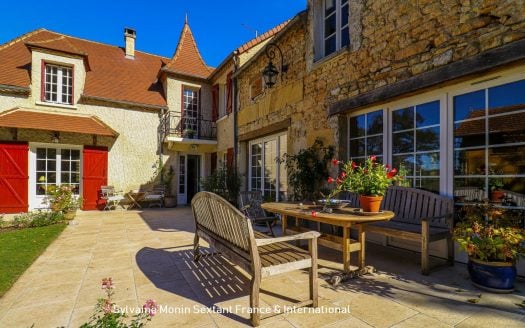 Authentic stone house tastefully renovated, combining charm, space and light, in a calm and green environment