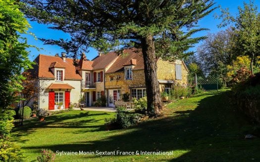 Authentic stone house tastefully renovated, combining charm, space and light, in a calm and green environment