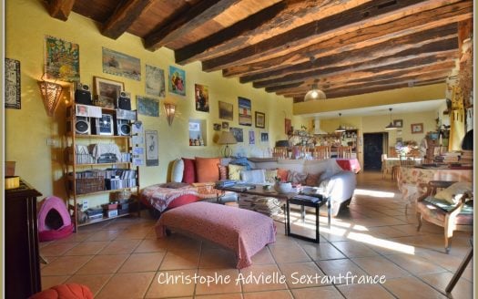 Renovated farm with pool and barn on a big plot of 6.7 ha