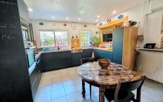 FARMHOUSE WITH SWIMMING POOL ON 1.5 HECTARES OF ENCLOSED LAND