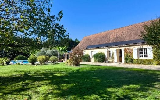 FARMHOUSE WITH SWIMMING POOL ON 1.5 HECTARES OF ENCLOSED LAND