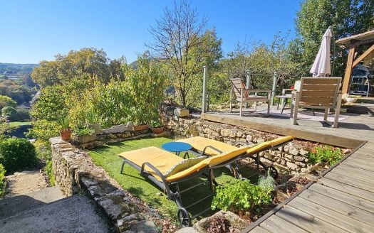 In Domme, a superb, light-filled, quiet house in perfect condition with a view.