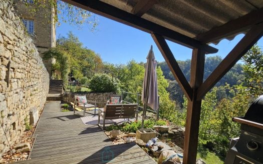 In Domme, a superb, light-filled, quiet house in perfect condition with a view.