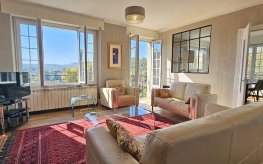 In Domme, a superb, light-filled, quiet house in perfect condition with a view.