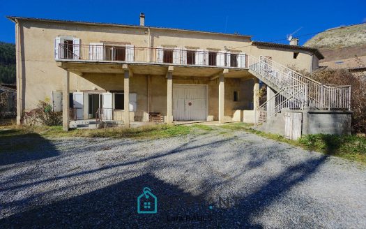 Between Digne-les-Bains and Castellane, in the heart of the village of Barreme – 500 sqm building with 6 apartments, garage, garden and river access