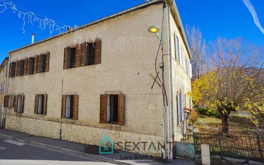 Between Digne-les-Bains and Castellane, in the heart of the village of Barreme – 500 sqm building with 6 apartments, garage, garden and river access