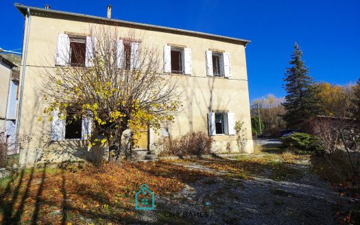 Between Digne-les-Bains and Castellane, in the heart of the village of Barreme – 500 sqm building with 6 apartments, garage, garden and river access