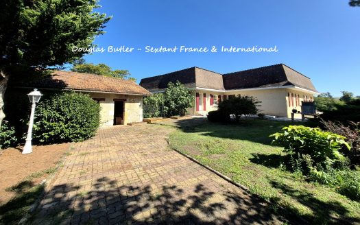 Spacious property with park and swmming pool – Dordogne river views