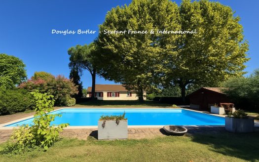 Spacious property with park and swmming pool – Dordogne river views