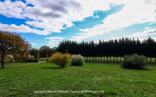 Absolute tranquility and unobstructed views for this property complex of 5 houses with 4 swimming pools on 2.4 hectares