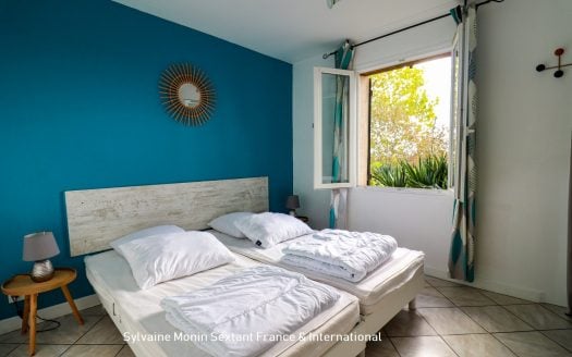 Absolute tranquility and unobstructed views for this property complex of 5 houses with 4 swimming pools on 2.4 hectares