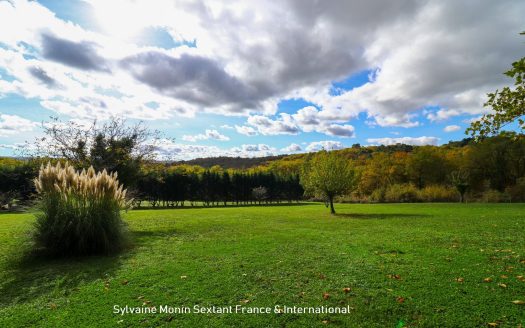 Absolute tranquility and unobstructed views for this property complex of 5 houses with 4 swimming pools on 2.4 hectares