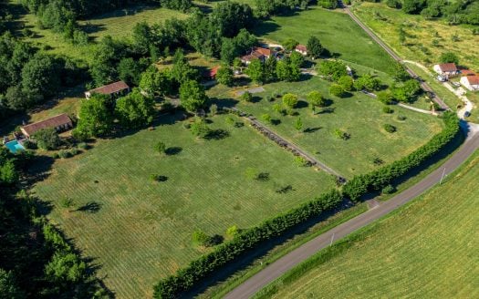 Absolute tranquility and unobstructed views for this property complex of 5 houses with 4 swimming pools on 2.4 hectares