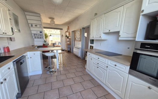 Bright 4-bedroom house