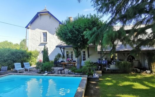 Beautiful old property: house, gite, barn and other outbuildings