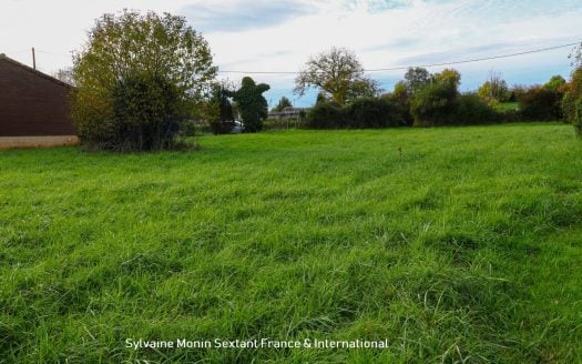 Building plot of 1827 sqm near train station and shops