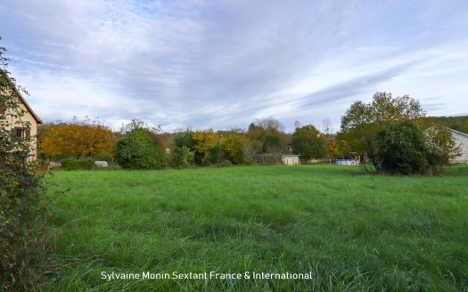 Building plot of 1827 sqm near train station and shops