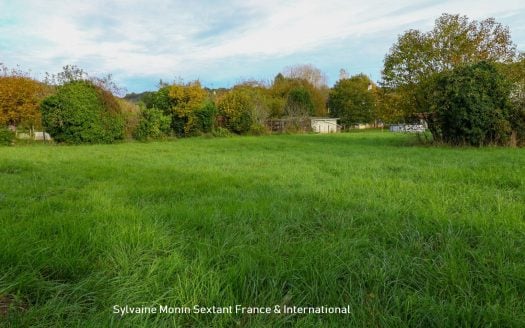 Building plot of 1827 sqm near train station and shops