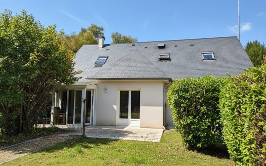 City center, bright family home with garage and landscaped garden