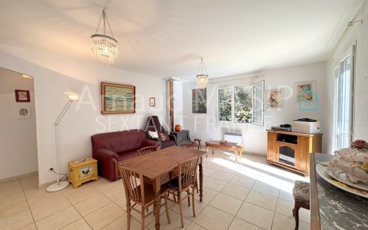 DETACHED 3-BED BUNGALOW WITH TERRACES, GARDEN & GARAGE, QUIET LOCATION