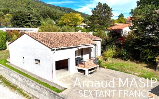 DETACHED 3-BED BUNGALOW WITH TERRACES, GARDEN & GARAGE, QUIET LOCATION