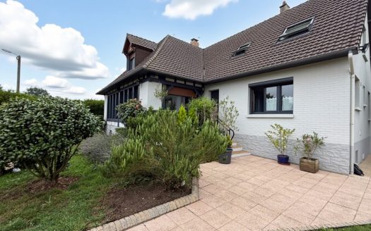 Detached house with full basement and outbuildings