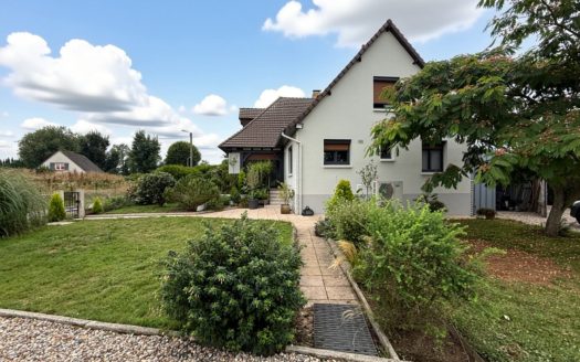 Detached house with full basement and outbuildings