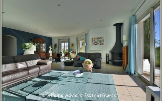 Modern house, 4 bedrooms, 2 shower rooms, double garage, pool with magificient plot, very well kept