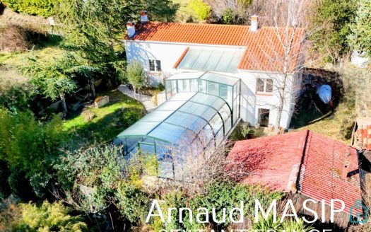 DETACHED 3-BED BUNGALOW, COVERED POOL, LARGE GARDEN, CASTLE VIEW