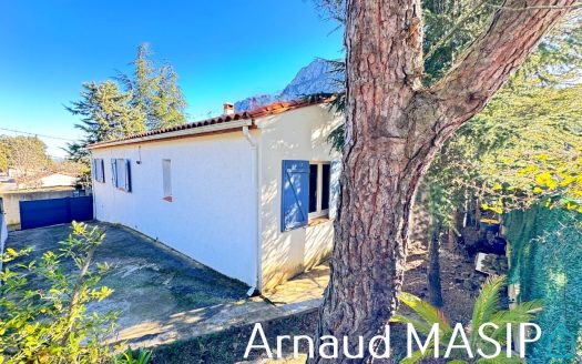 DETACHED 3-BED BUNGALOW, COVERED POOL, LARGE GARDEN, CASTLE VIEW