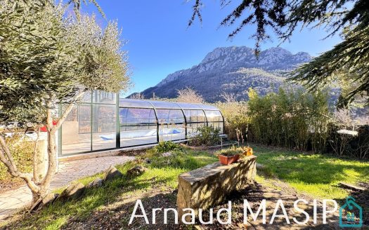 DETACHED 3-BED BUNGALOW, COVERED POOL, LARGE GARDEN, CASTLE VIEW