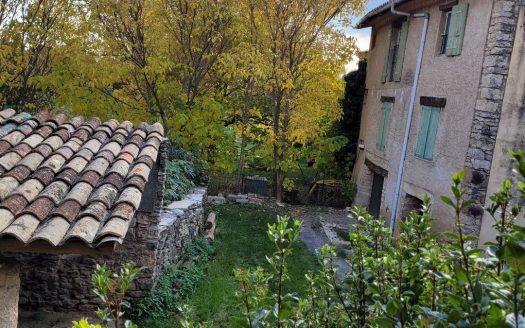 Projet unique à Saumane + dépendances + terrain