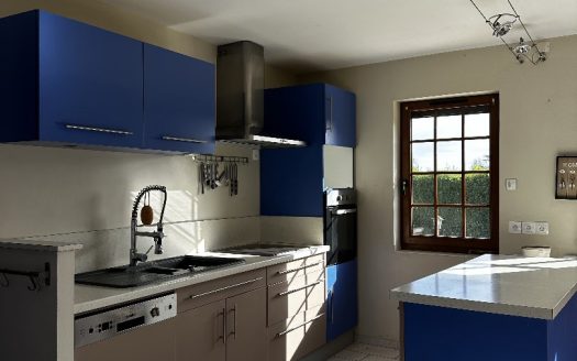 This charming house with exposed beams in the heart of Conde-sur-Risle