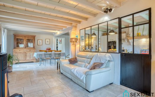 Charming stone-house, ideally located, swimming-pool, 3 to 4 bedrooms, office, outbuilding, 35047 sq feet of  land.