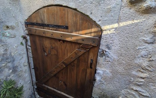 Beautiful renovated farmhouse on enclosed garden