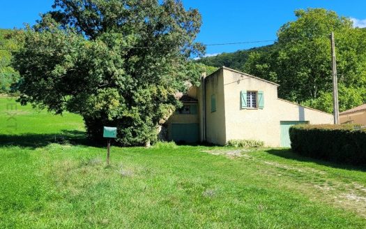 Maison pleine de charme, piscine et potentiel au coeur d&apos;un hameau provençal