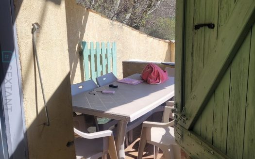 Maison pleine de charme, piscine et potentiel au coeur d&apos;un hameau provençal