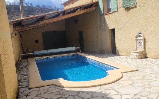 Maison pleine de charme, piscine et potentiel au coeur d&apos;un hameau provençal