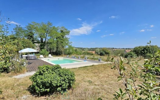 In Rocamadour beautiful farmhouse with swimming pool with a superb view.