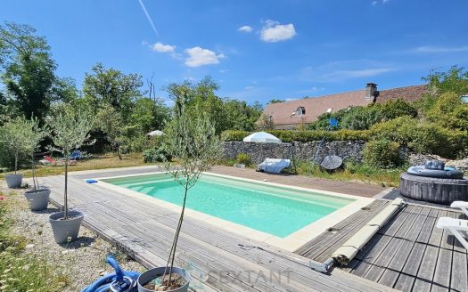 In Rocamadour beautiful farmhouse with swimming pool with a superb view.