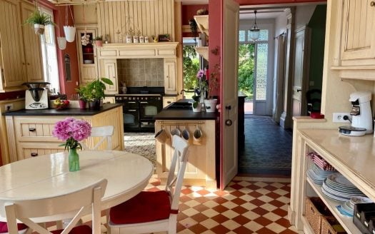 Magnificent mansion with outbuilding and high-end services